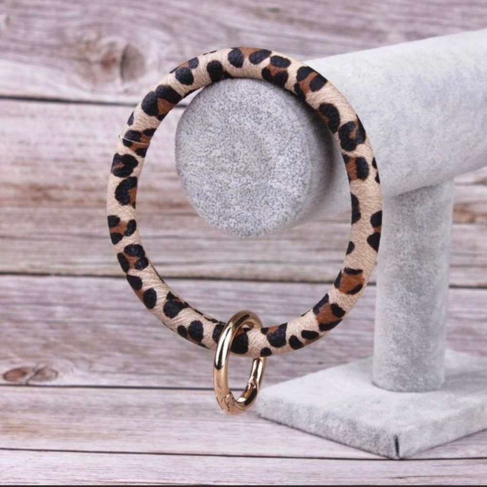 ☀️ Leopard print wrist key ring